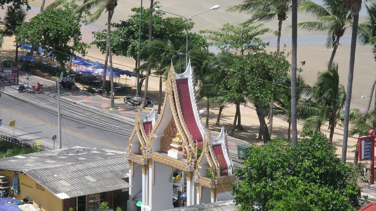 ถนนริมหาดจอมเทียนและชายหาดด้านหลังซุ้มประตู มองจากอาคารสูงริมถนน