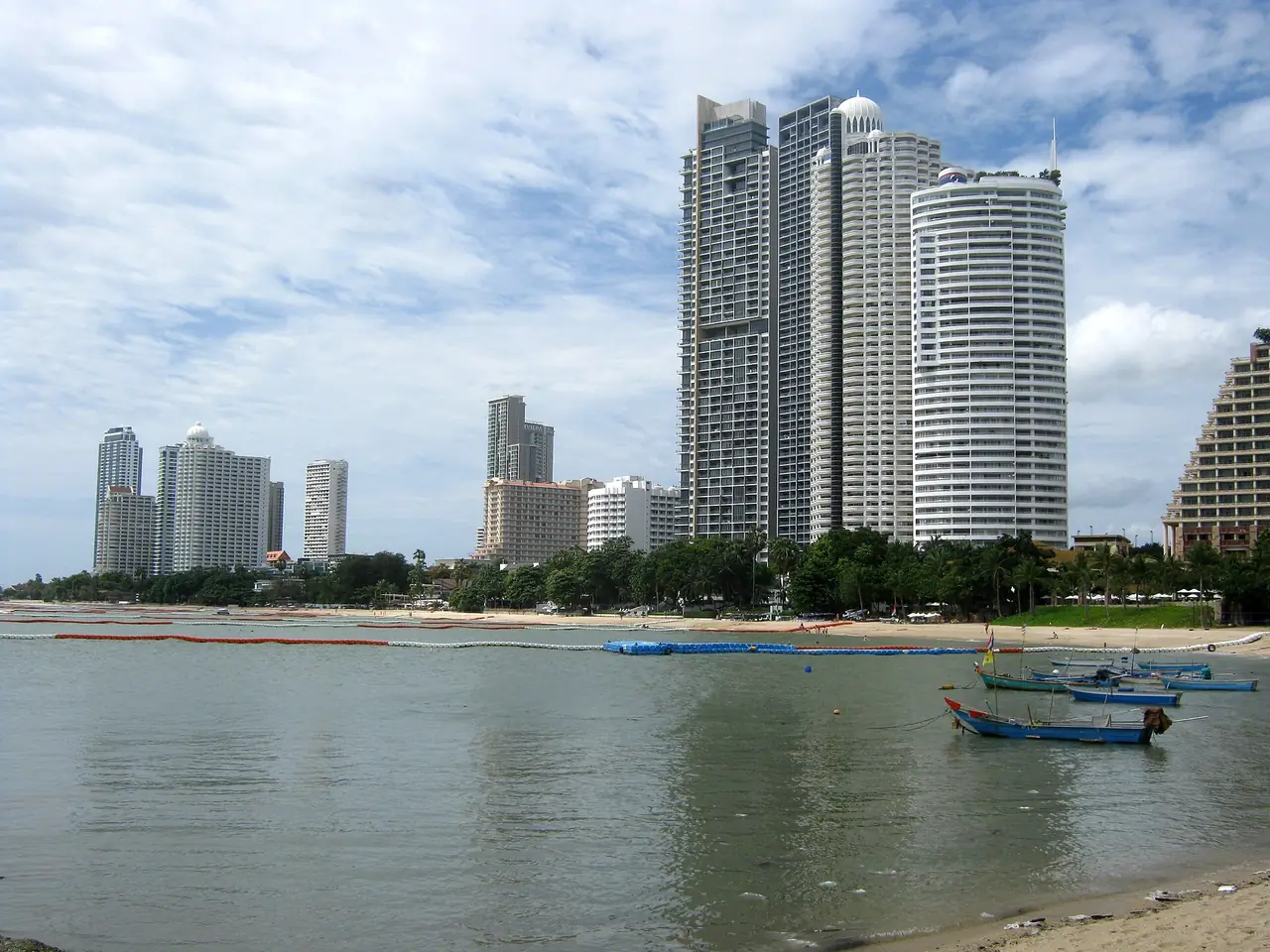 หาดวงศ์อมาตย์ทางพัทยาเหนือ มองไปยังอาคารริมหาดและเรือประมงเล็ก