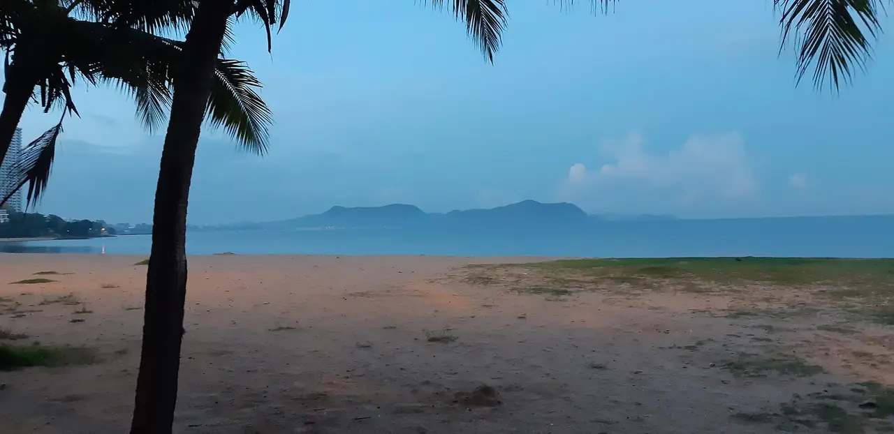 หาดนาจอมเทียนช่วงโพล้เพล้ มองไปยังเนินเขาฝั่งตรงข้ามอ่าว