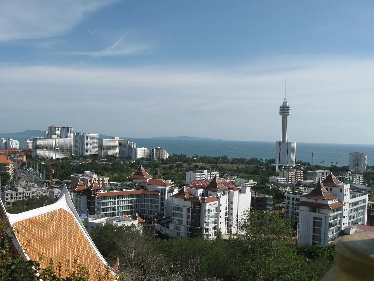 วิวจากเนินพระตำหนักมองไปทางจอมเทียน เห็นอาคารริมหาดและหอสูง