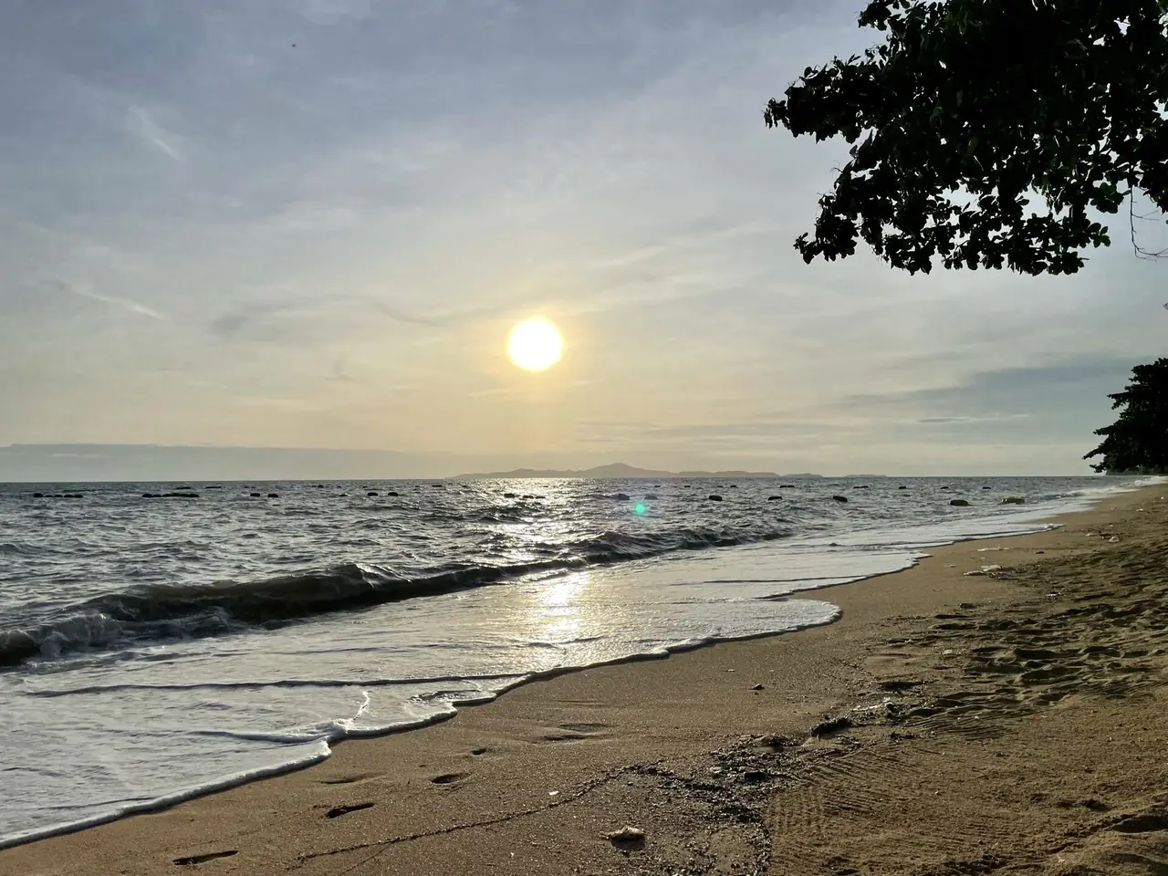 ชายหาดจอมเทียนช่วงเย็น คลื่นเล็กเข้าฝั่ง