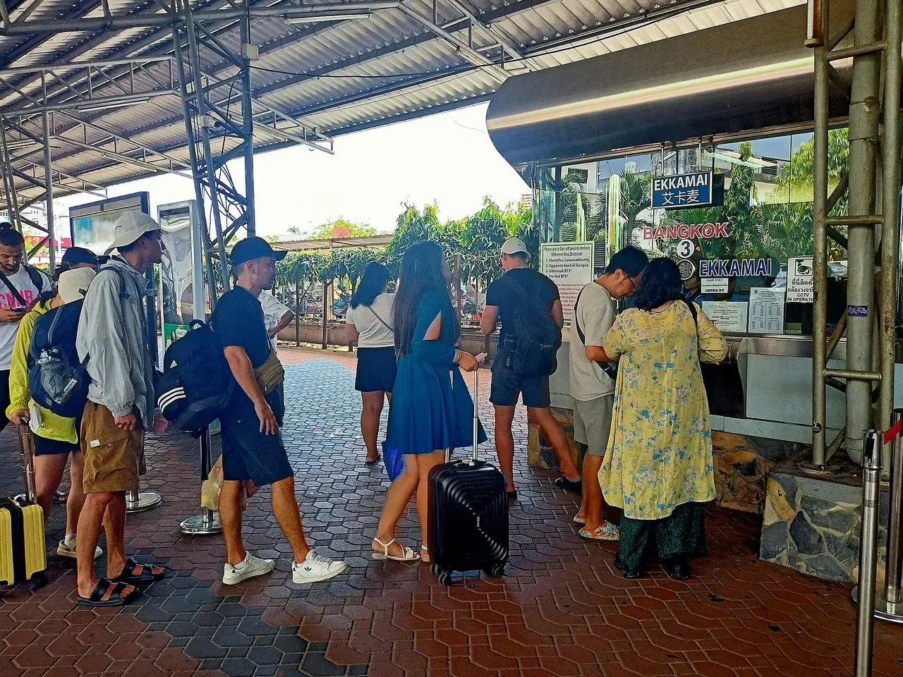 ช่องขายตั๋วที่สถานีขนส่งพัทยาเหนือ (ภาพ MikSed, CC BY-SA 4.0 ถ่ายเมษายน 2568)