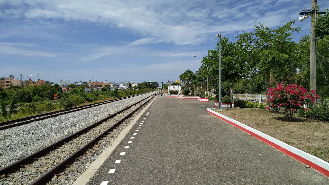 ชานชาลาสถานีรถไฟพัทยา (ภาพ Jonashtand, CC BY-SA 4.0 ถ่ายกรกฎาคม 2566)