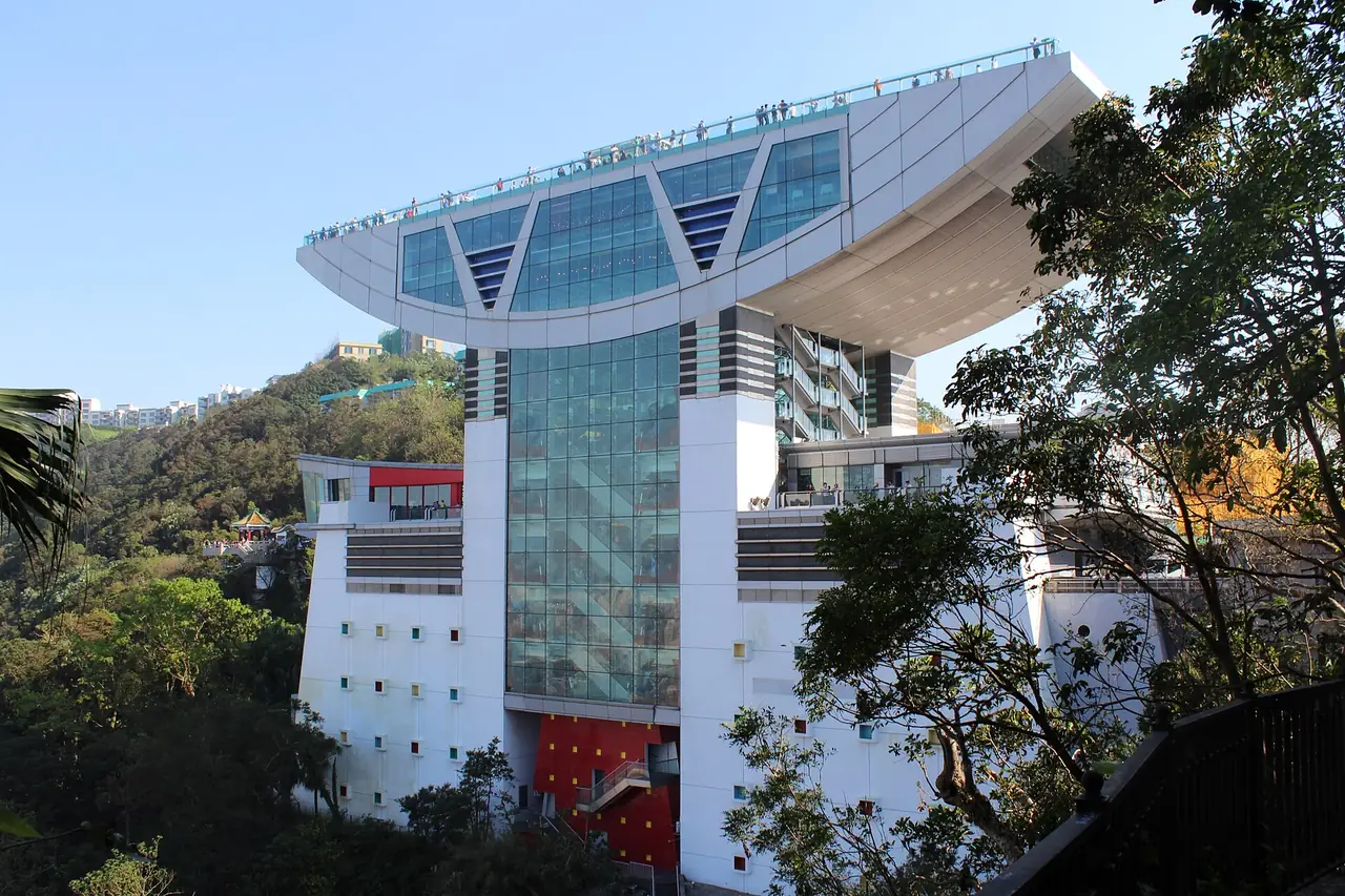 อาคาร Peak Tower ที่มีหลังคาทรงกระทะ