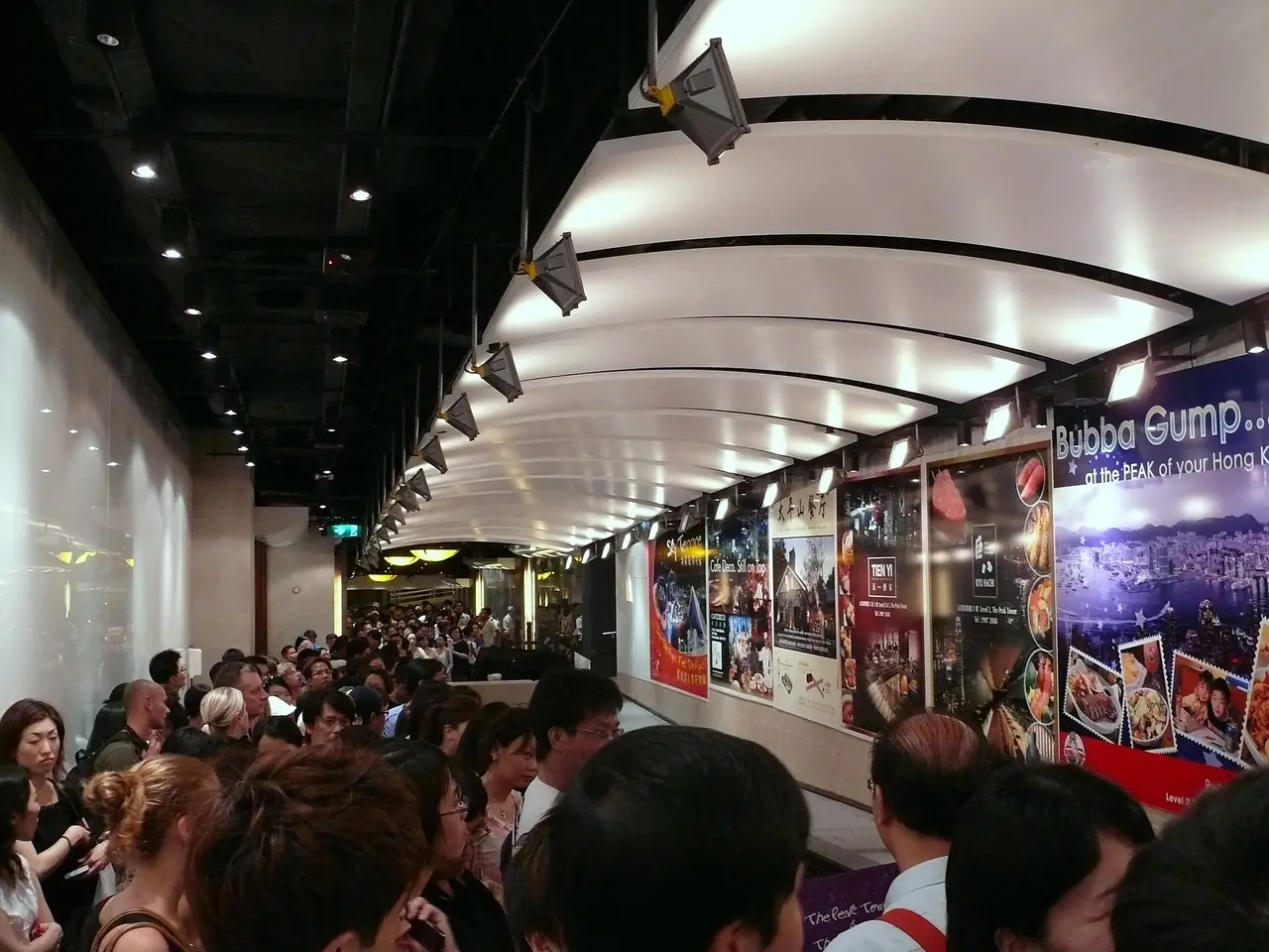ผู้คนต่อแถวในสถานีพีคแทรมด้านล่าง