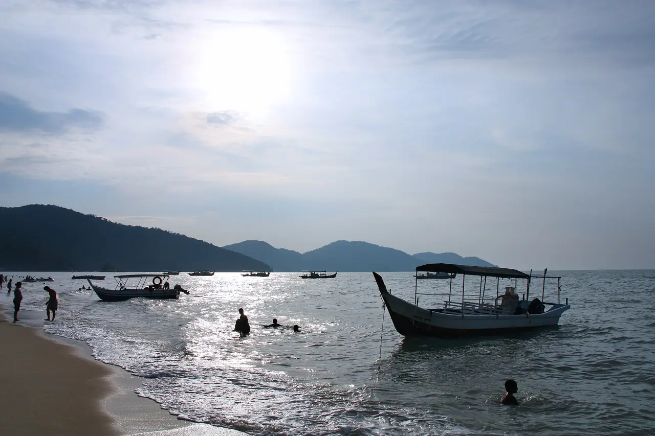 ชายหาดบาตูเฟอริงกีและเรือประมงที่ชายหาด (ภาพบรรยากาศชายหาด ไม่ใช่โรงแรมใดโดยเฉพาะ)