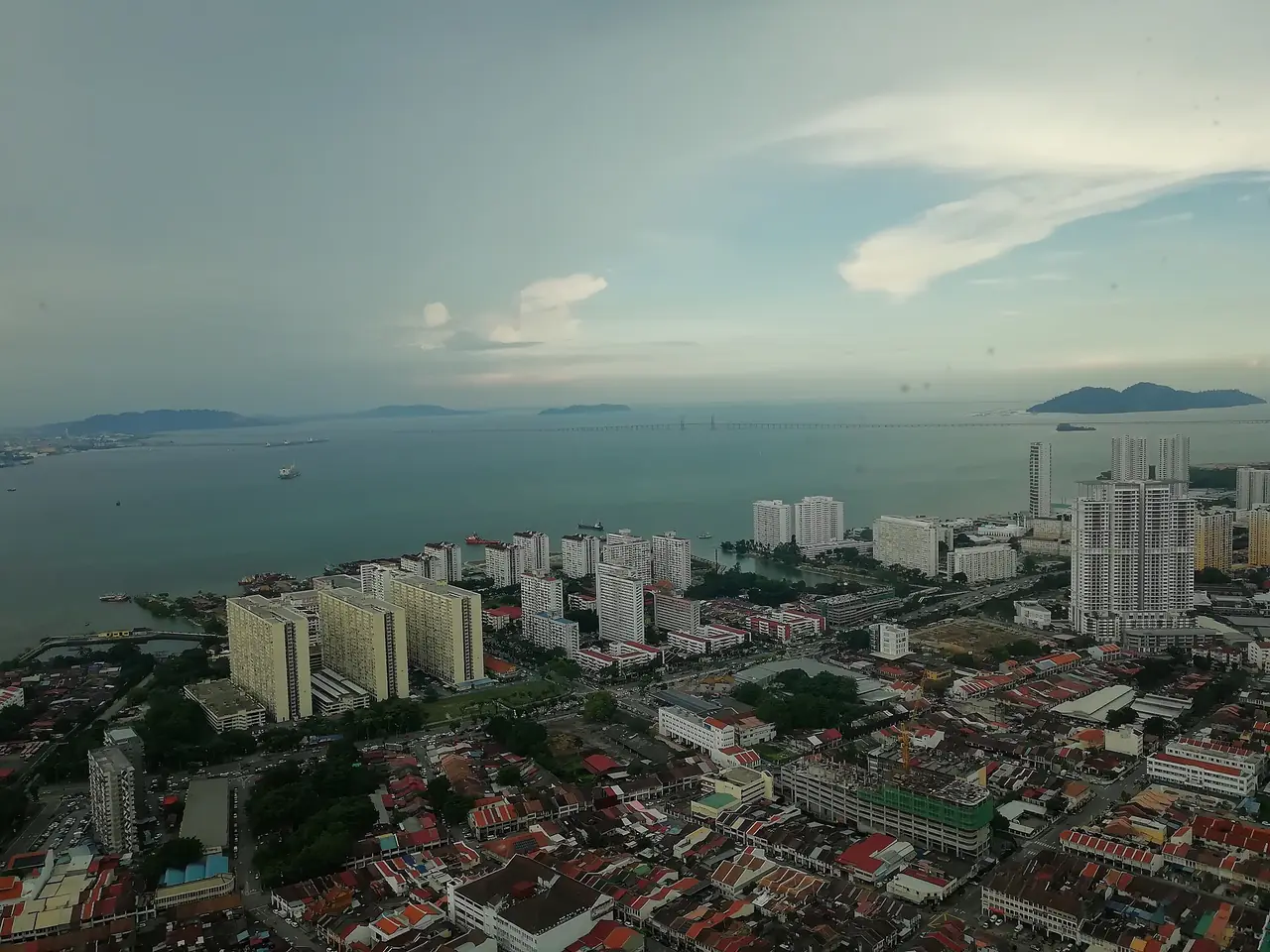 ทิวทัศน์สะพานปีนังและช่องแคบมองจากอาคาร Komtar (ภาพมุมสูง)