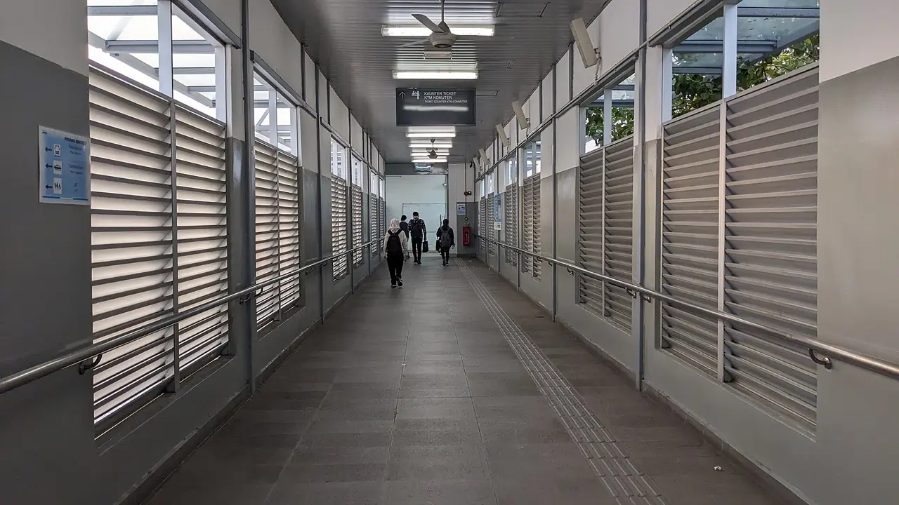 ทางเดินมีหลังคาเชื่อมสถานีรถไฟ KTM บัตเตอร์เวิร์ธกับท่าเรือเฟอร์รี่ (ภาพทางเดิน)