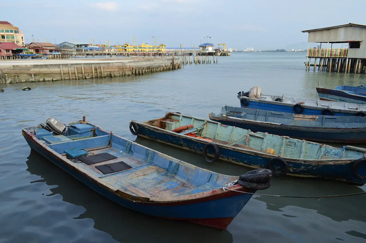 เรือประมงและท่าเรือเฟอร์รี่ที่มองจาก Chew Jetty (ภาพริมน้ำ)