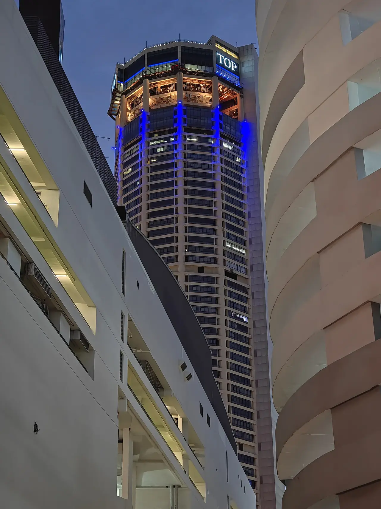 อาคาร Komtar ยามพลบค่ำ จุดต่อรถเมล์ใหญ่ของจอร์จทาวน์ (ภาพตึก)