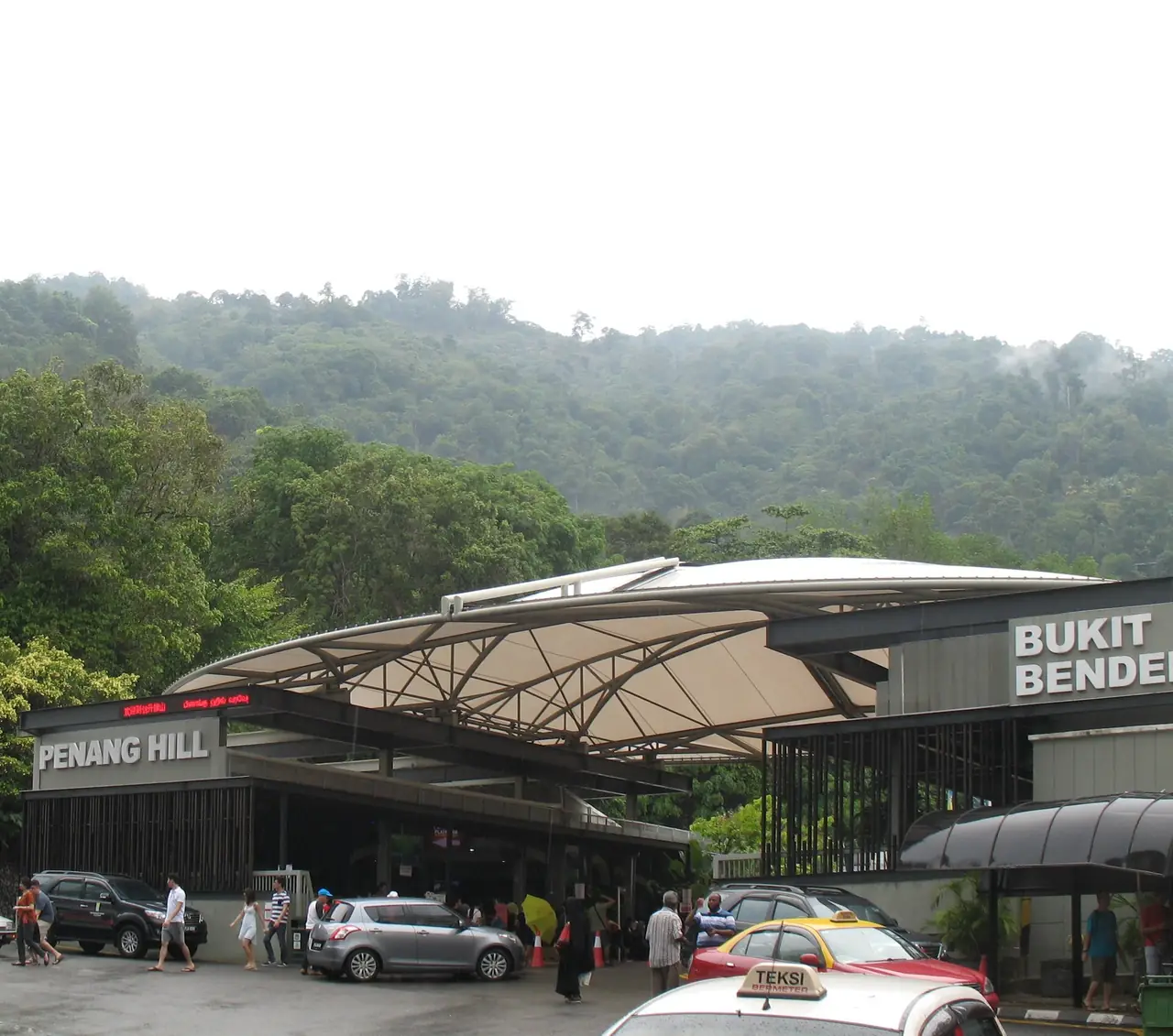 ทางเข้าสถานีล่าง Penang Hill (Bukit Bendera) ที่ใช้ซื้อตั๋วและต่อคิว