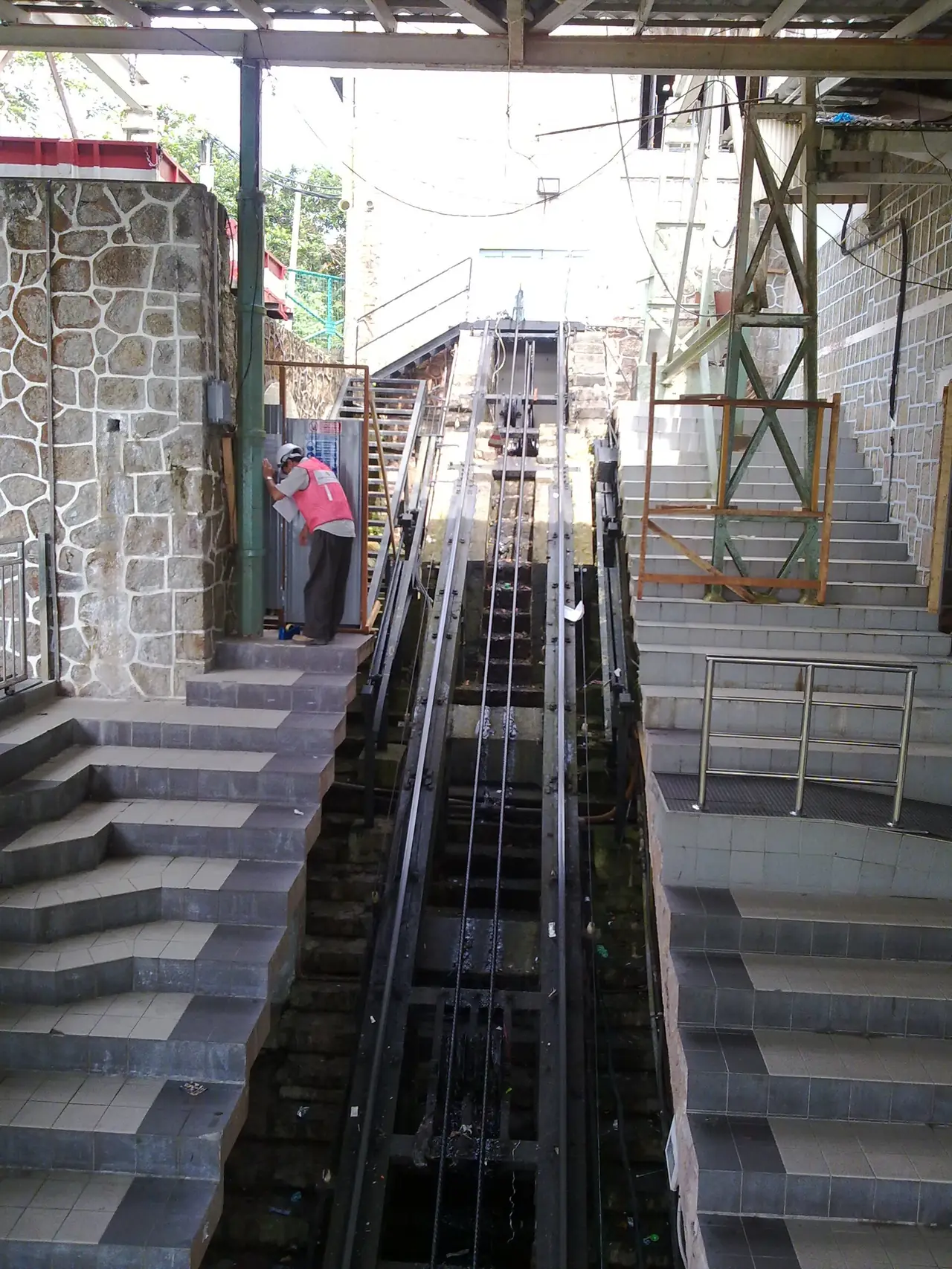 รางรถรางที่สถานี Penang Hill (ภาพรางและทางลาด)