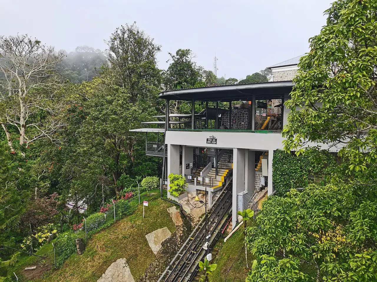 สถานีบนของ Penang Hill และรางรถรางที่ไต่ขึ้นมา (ภาพสถานีบน)
