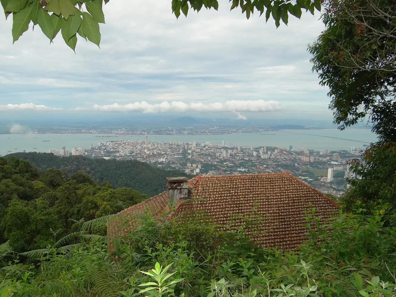 วิวจอร์จทาวน์และช่องแคบมะละกาจากบน Penang Hill (ภาพทิวทัศน์)