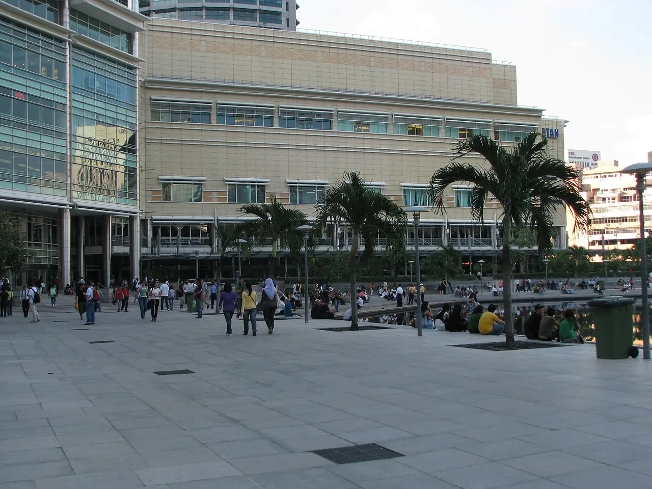 ลานหน้า Suria KLCC ใต้ตึกแฝด