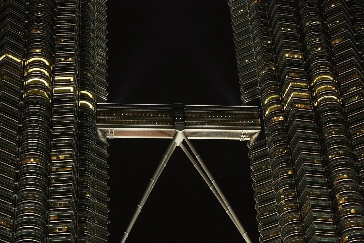 SkyBridge ที่เชื่อมสองอาคาร ถ่ายตอนกลางคืน