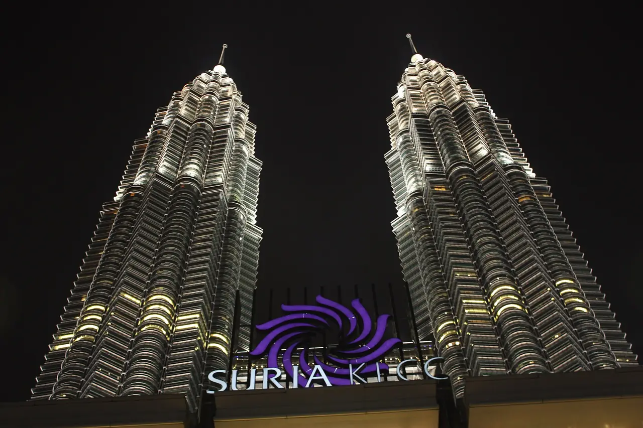 ตึกแฝด Petronas และป้าย Suria KLCC ที่ฐานตึก