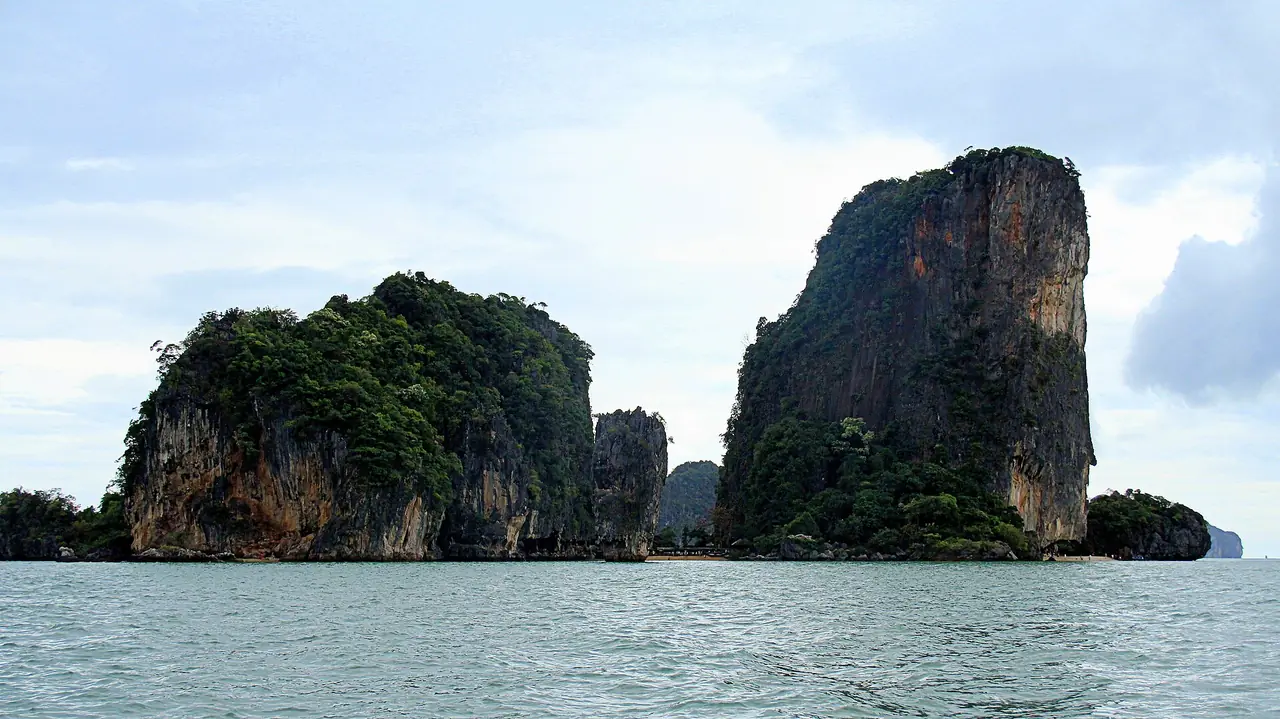 เขาพิงกัน (ซ้าย) และเกาะตาปู (ขวา) ที่คนเรียกว่าเกาะเจมส์บอนด์ ภาพของ Kemal Kaya จาก Wikimedia Commons