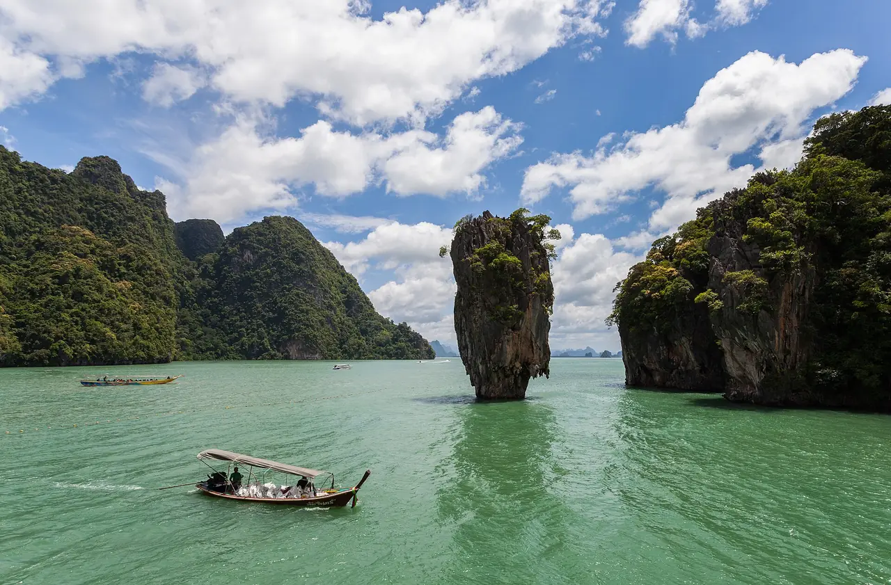 เกาะตาปูมองจากเรือหางยาว ภาพของ Diego Delso จาก Wikimedia Commons ไฟล์ตั้งชื่อว่า Isla Tapu ภูเก็ต แต่ตัวเกาะอยู่ในอ่าวพังงา