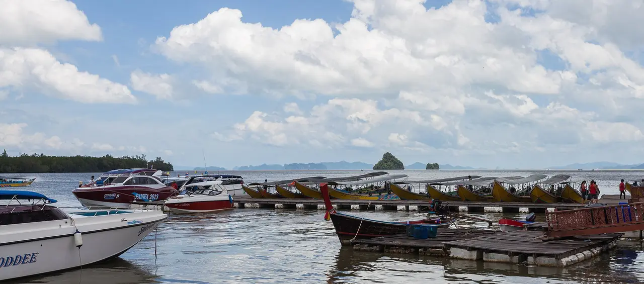 เรือและท่าเรือบริเวณเกาะปันหยี ภาพของ Diego Delso จาก Wikimedia Commons ไฟล์ตั้งชื่อว่า Panyee Island ไม่ได้ระบุปีที่ถ่ายในหน้านี้