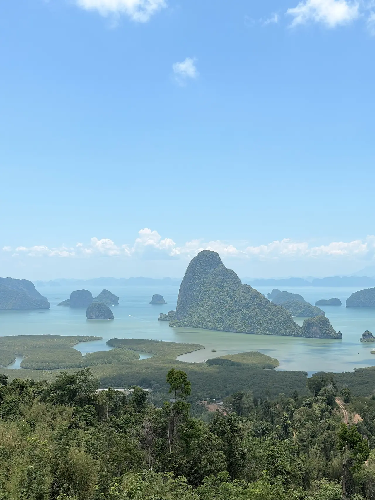 วิวอ่าวพังงาจากจุดชมวิวเสม็ดนางชี ภาพของ TomMumuPangPangEmma จาก Wikimedia Commons ผู้ถ่ายระบุว่าถ่ายช่วงสงกรานต์ 2569