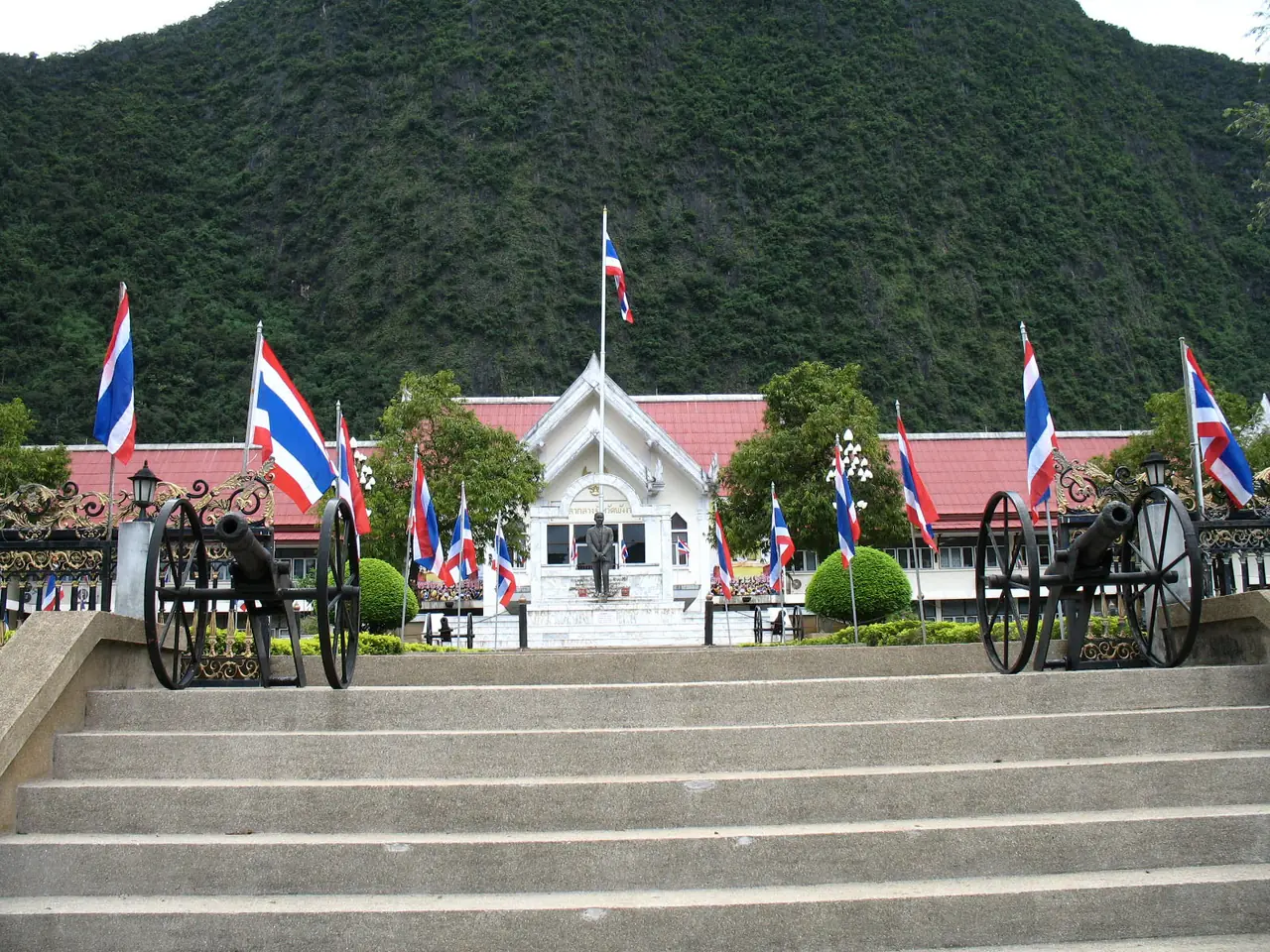 อาคารศาลากลางจังหวัดพังงาหน้าเขาช้าง ภาพของ Oatz จาก Wikimedia Commons สาธารณสมบัติ