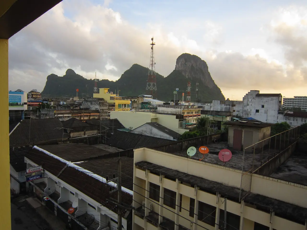 เมืองพัทลุงมีเขาอกทะลุตั้งตระหง่านอยู่ด้านหลัง