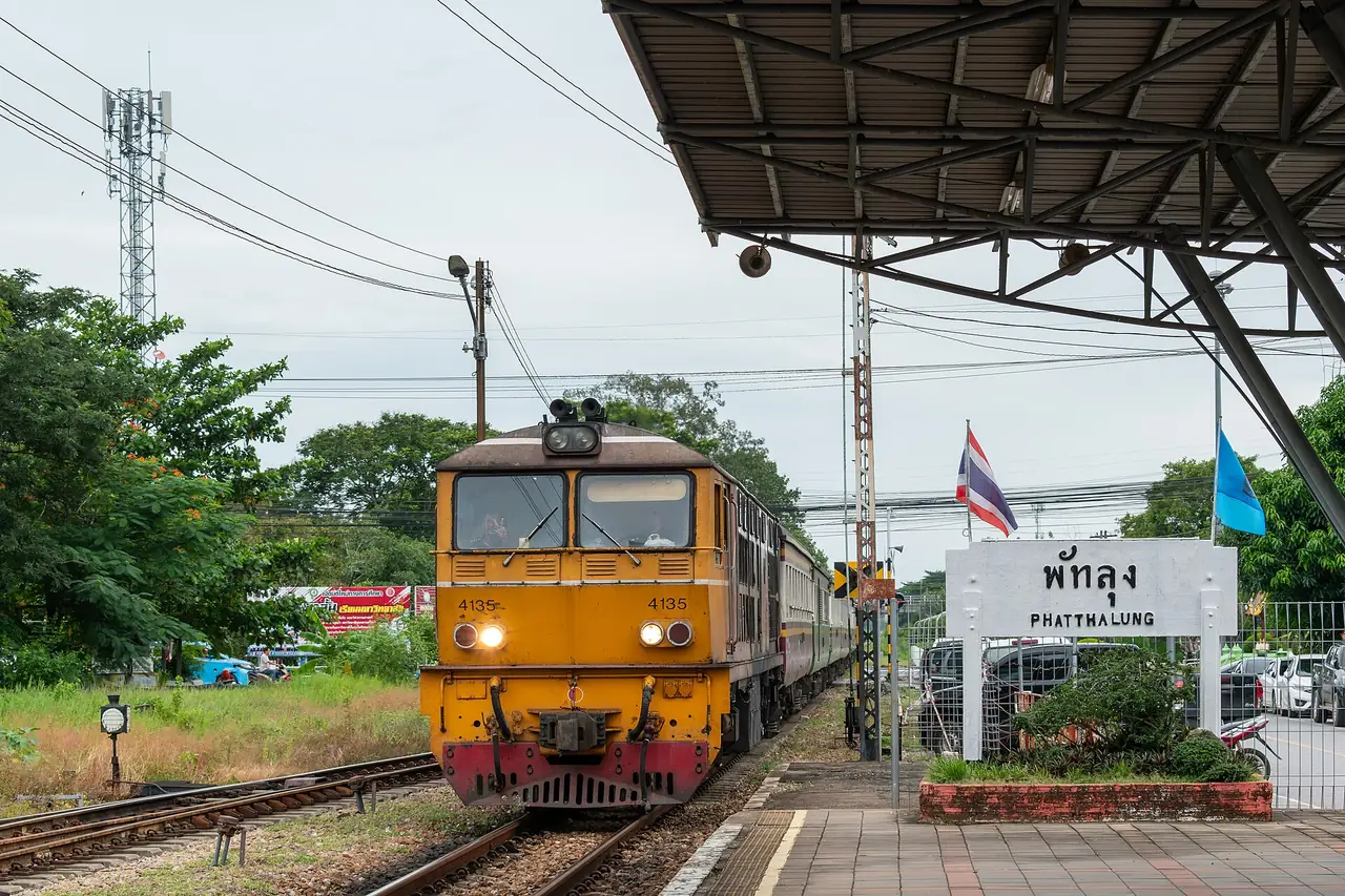 ขบวนรถไฟท้องถิ่นเข้าสถานีพัทลุง
