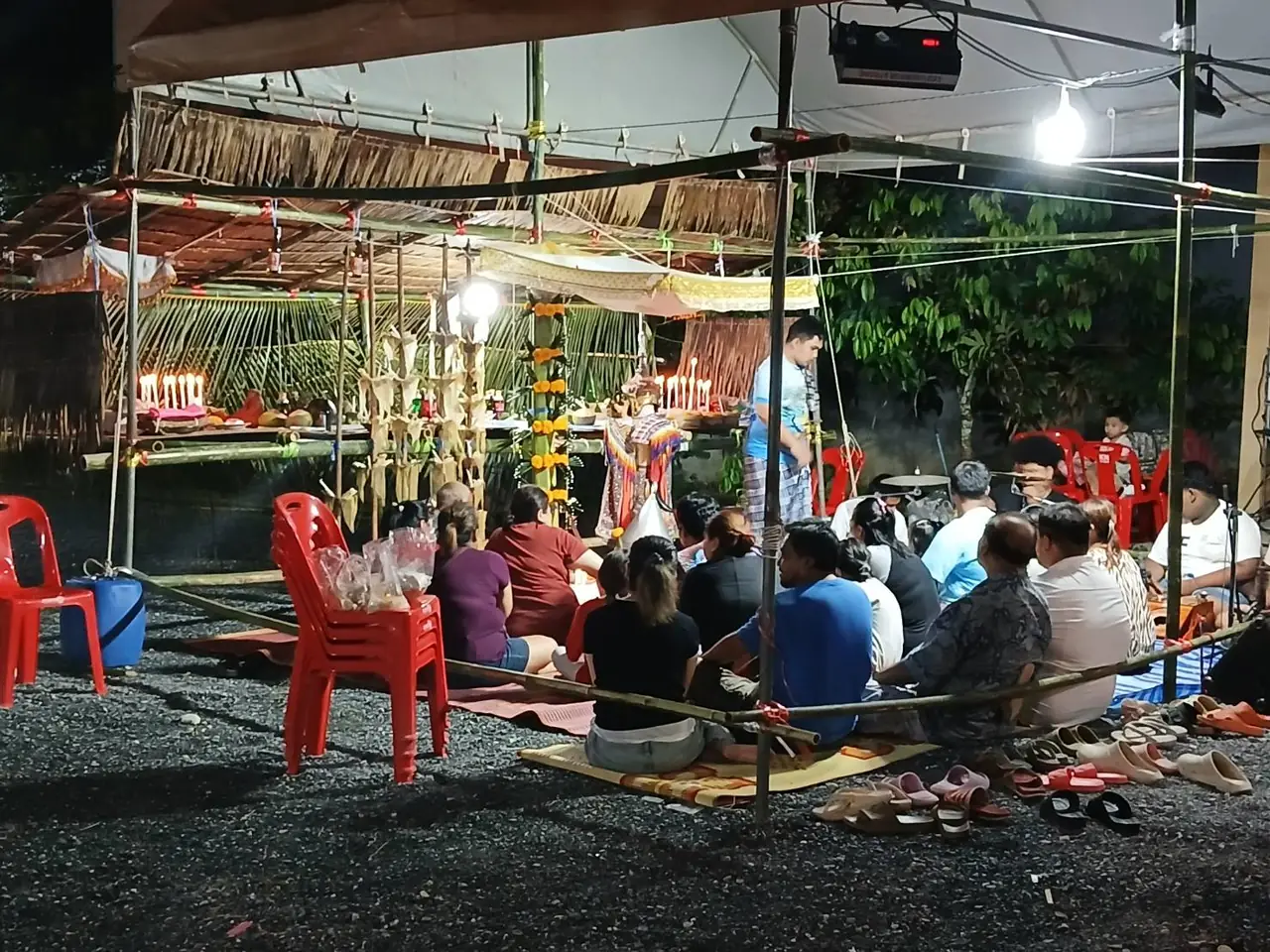 พิธีโนราโรงครู ตำบลทุ่งหลวง อำเภอเวียงสระ จังหวัดสุราษฎร์ธานี 29 ส.ค. 2567 ภาพของ Tiwa1353 จาก Wikimedia Commons ใบอนุญาต CC BY-SA 4.0 ไม่ใช่ที่พัทลุง