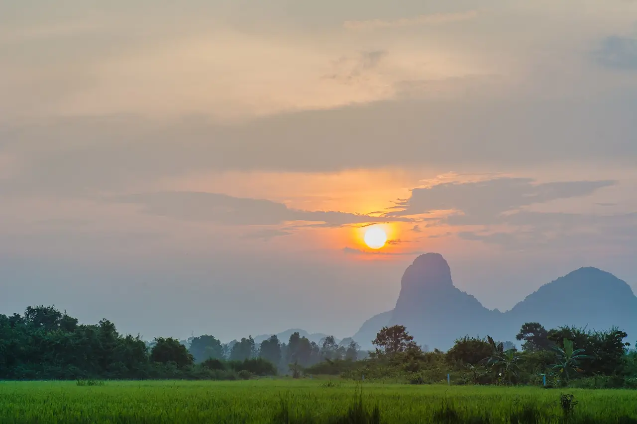 เขาอกทะลุในม่านหมอก ภาพของ Pthawatc จาก Wikimedia Commons ใบอนุญาต CC BY-SA 4.0