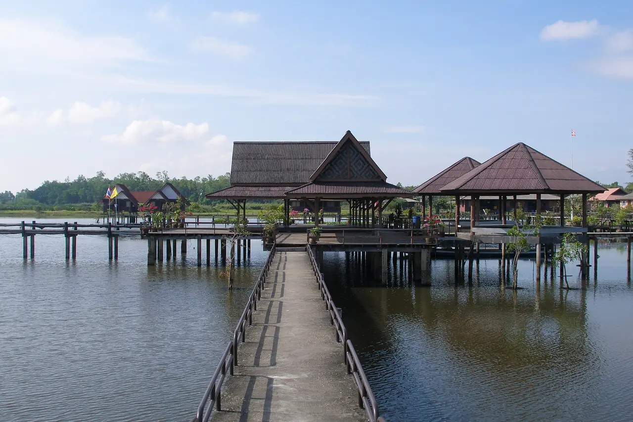 บ้านเรือนริมทะเลน้อย ภาพของ Vyacheslav Argenberg จาก Wikimedia Commons ใบอนุญาต CC BY 4.0