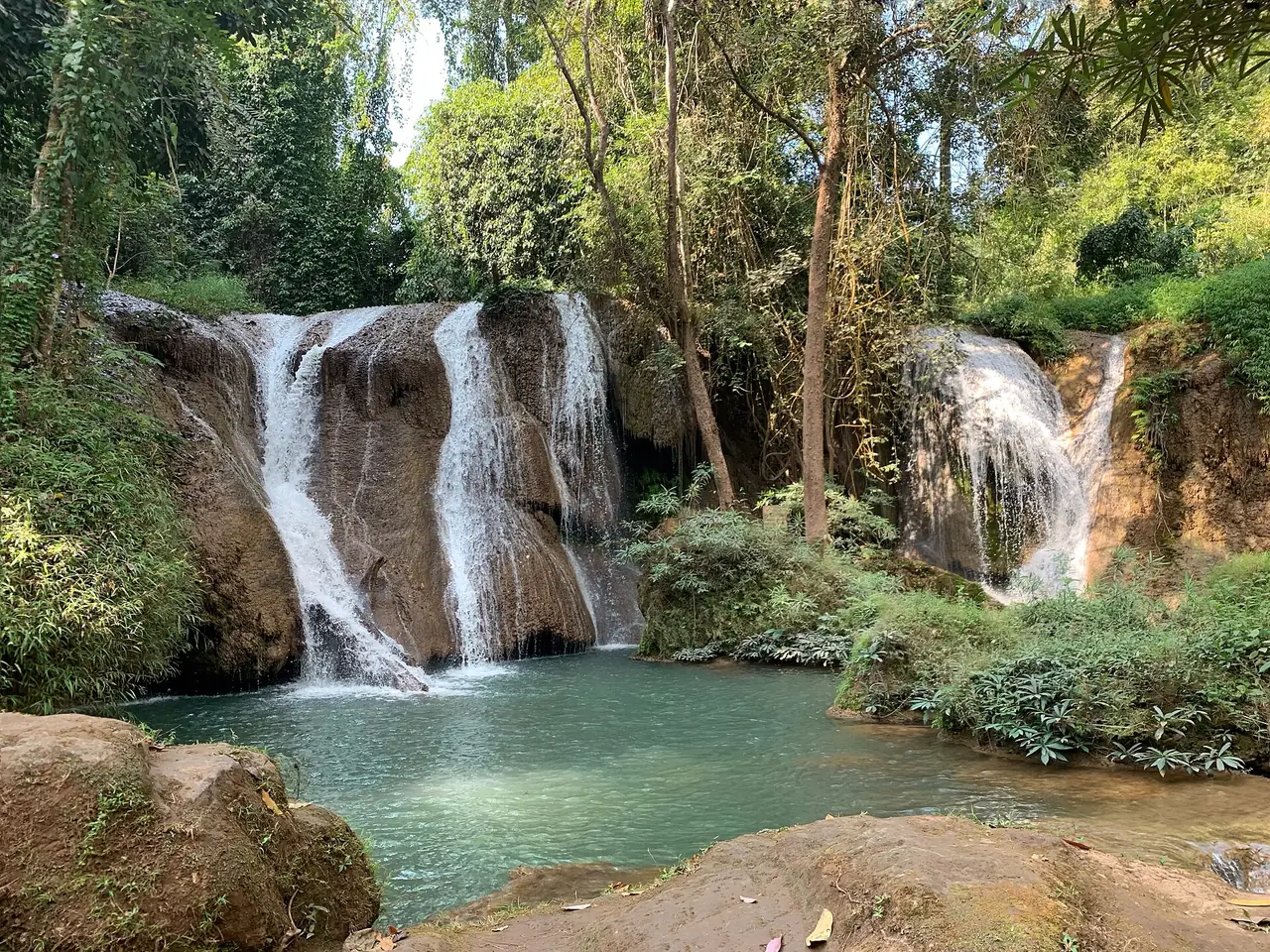 น้ำตกธารสวรรค์ในอุทยานแห่งชาติดอยภูนาง สระน้ำสีเขียวอมฟ้า