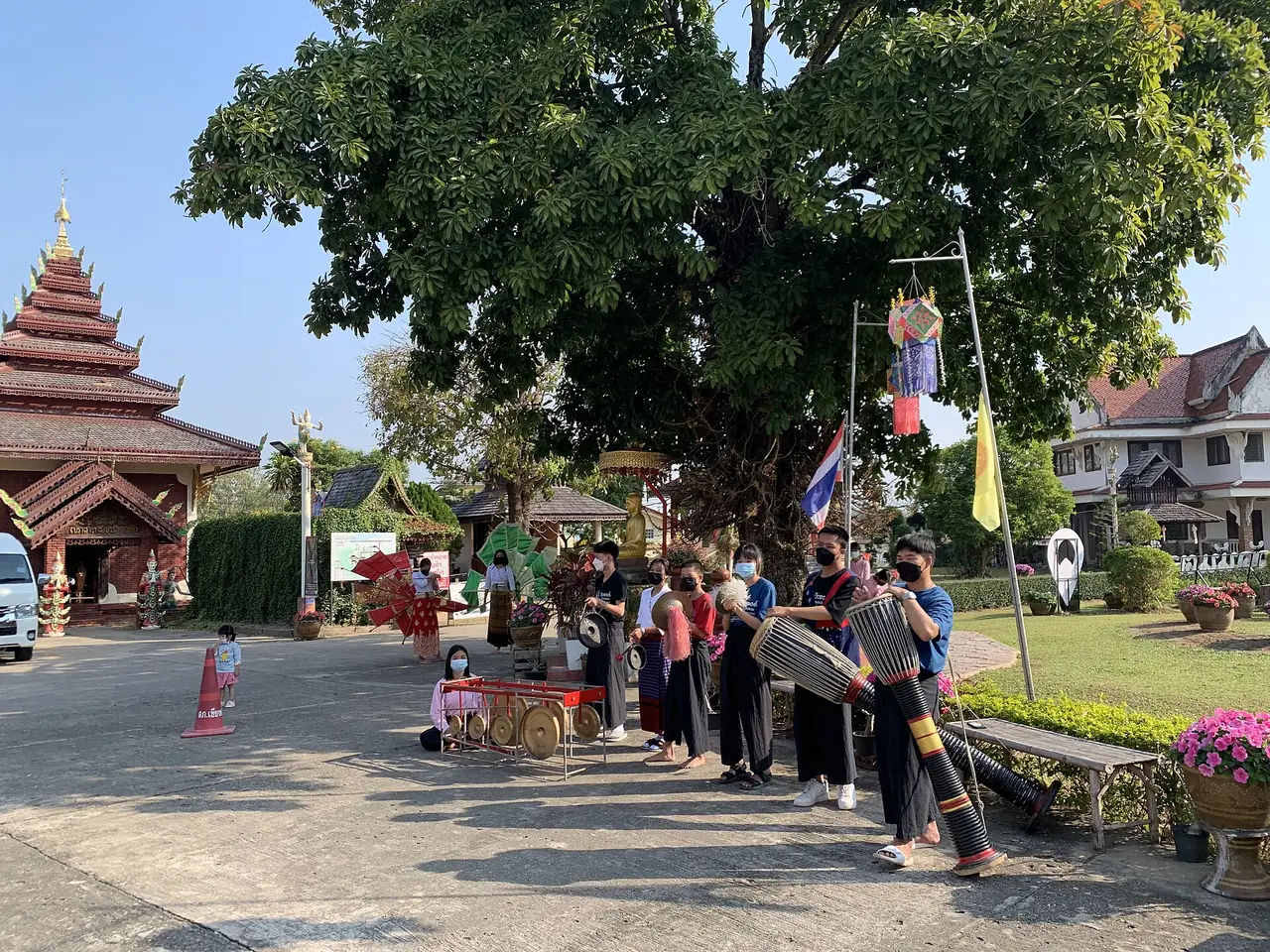 นักดนตรีไทลื้อหน้าวัดนันตาราม เชียงคำ