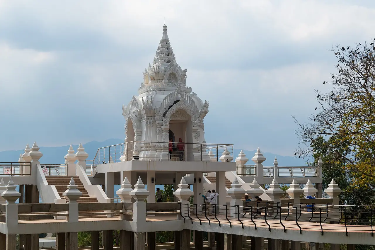 สกายวอล์กและศาลาชมวิวสีขาวที่วัดพระธาตุจอมทอง
