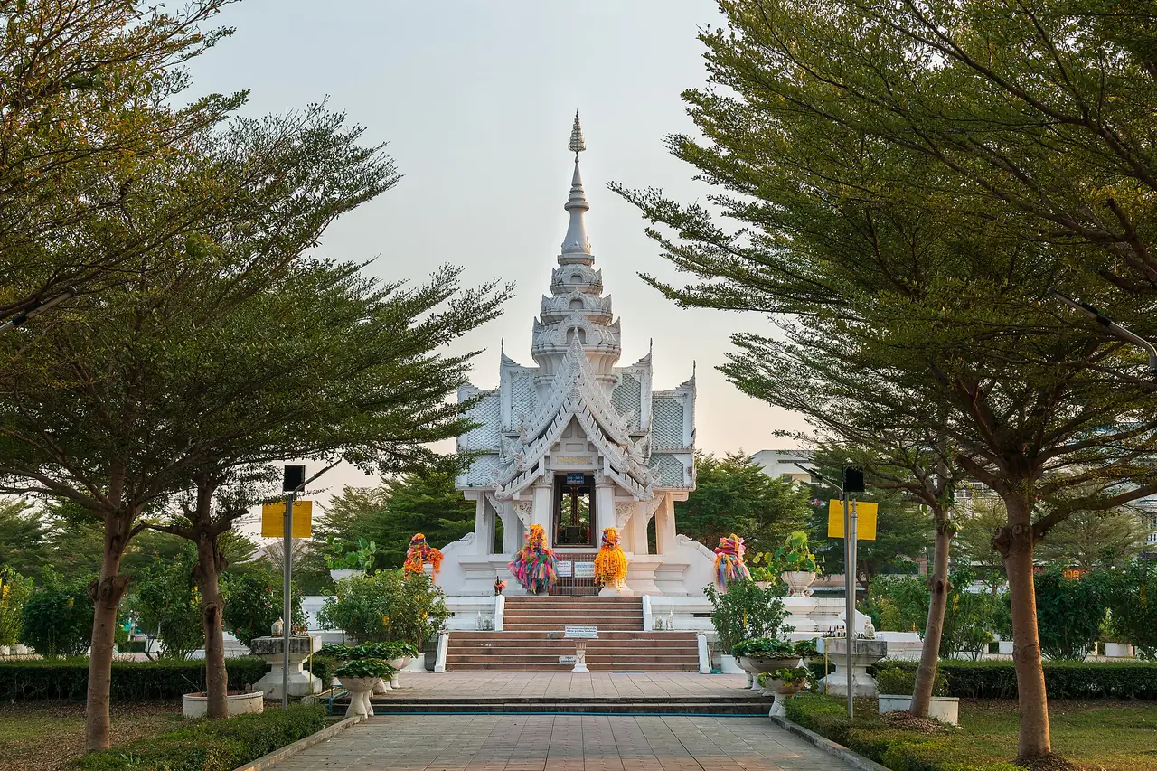 ศาลหลักเมืองพะเยาและทางเดินใต้ต้นไม้ในตัวเมือง
