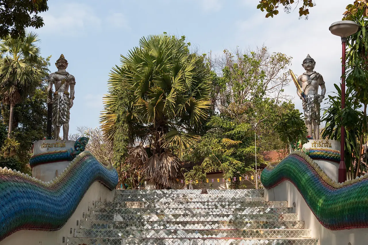 บันไดนาคขึ้นวัดพระธาตุจอมทอง พะเยา ภาพของ BigDom จาก Wikimedia Commons ใบอนุญาต CC BY-SA 4.0 ถ่ายเดือนมกราคม 2567