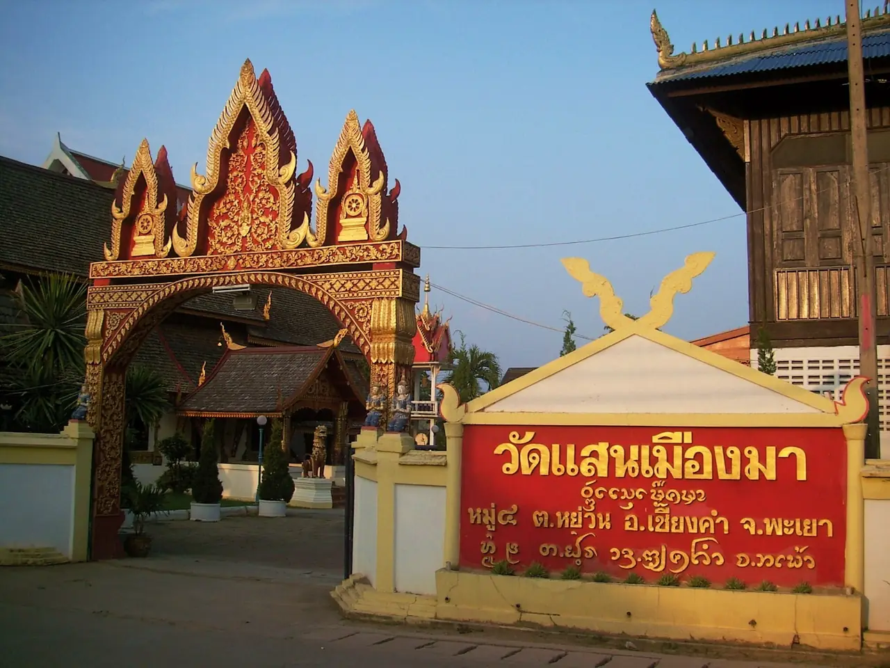 วัดแสนเมืองมา ตำบลหย่วน อำเภอเชียงคำ ภาพของ Srisak pikunkaew จาก Wikimedia Commons ใบอนุญาต CC BY-SA 3.0 คำบรรยายบน Commons ว่า Wat Saen Mueang Ma, Yuan Subdistrict, Chiang Kham District