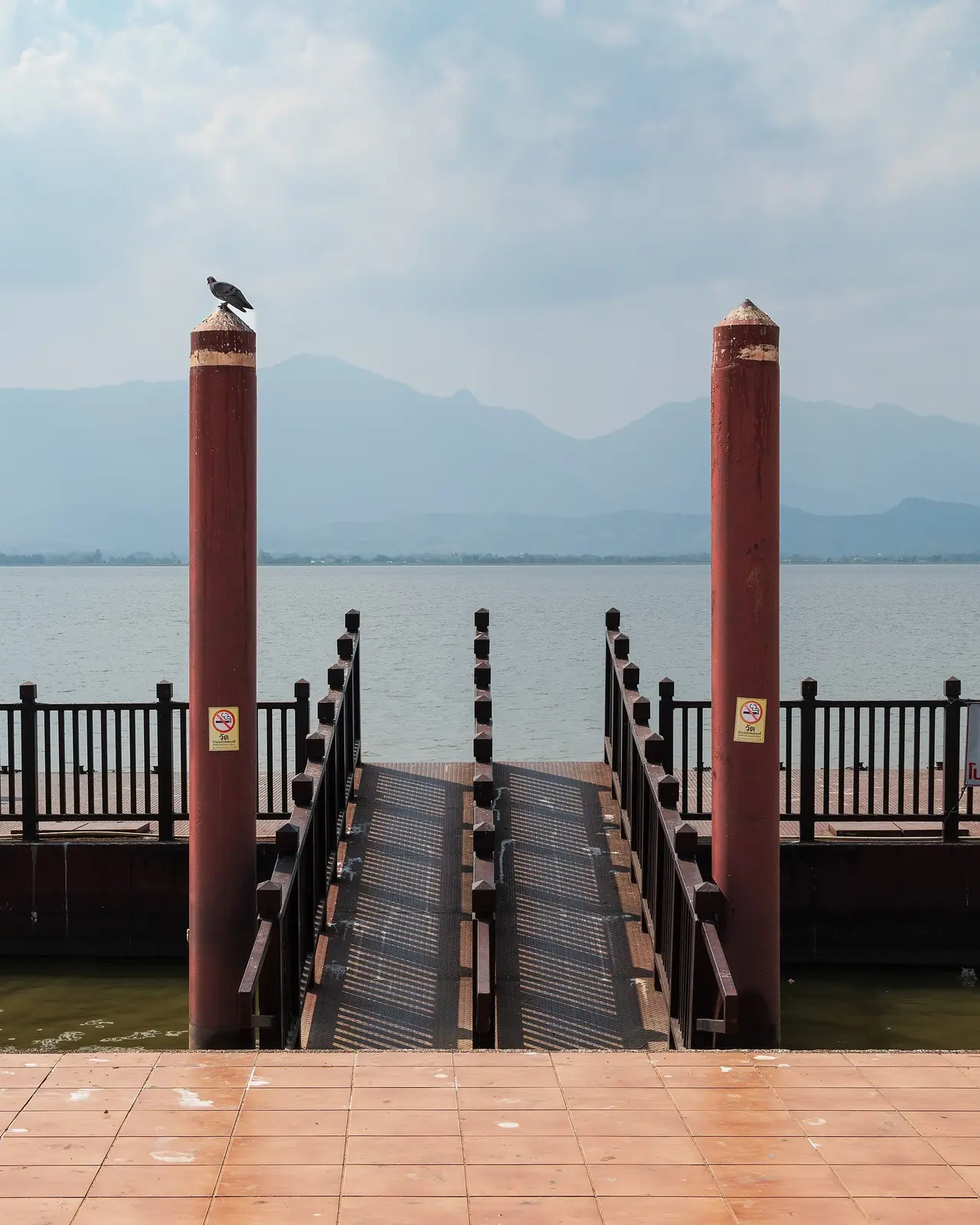 ท่าเรือหลังอุโบสถวัดศรีโคมคำริมกว๊านพะเยา ภาพของ Dominic Nelson จาก Wikimedia Commons ใบอนุญาต CC BY-SA 4.0 ถ่ายเดือนมกราคม 2567
