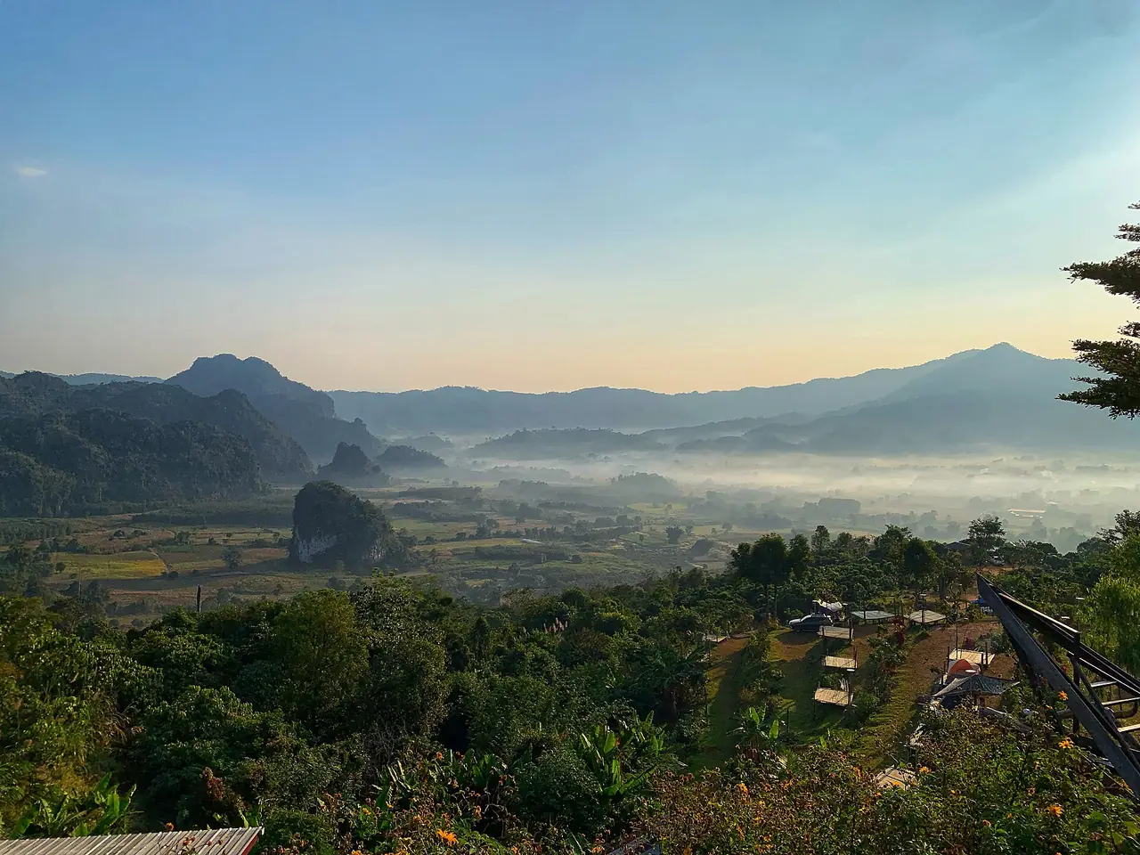 ภูลังกา พะเยา ภาพของ Chainwit. จาก Wikimedia Commons ใบอนุญาต CC BY-SA 4.0 คำบรรยายบน Commons ว่า Phu Langka Forest Park, Phayao