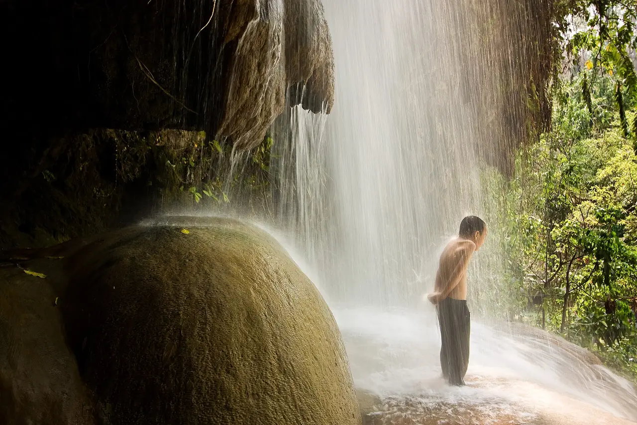 น้ำตกภูซาง อุทยานแห่งชาติภูซาง ภาพของ Khunkay จาก Wikimedia Commons ใบอนุญาต CC BY-SA 3.0 คำบรรยายบน Commons ว่าเด็กชายเล่นน้ำใต้น้ำตกในอุทยานแห่งชาติภูซาง