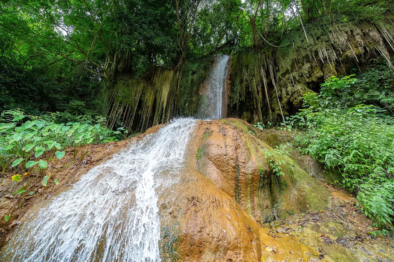 น้ำตกภูซาง พะเยา ภาพของ Yoshifumi Iwata จาก Wikimedia Commons ใบอนุญาต CC BY-SA 4.0 ชื่อไฟล์ระบุว่า Phu sang water fall 2