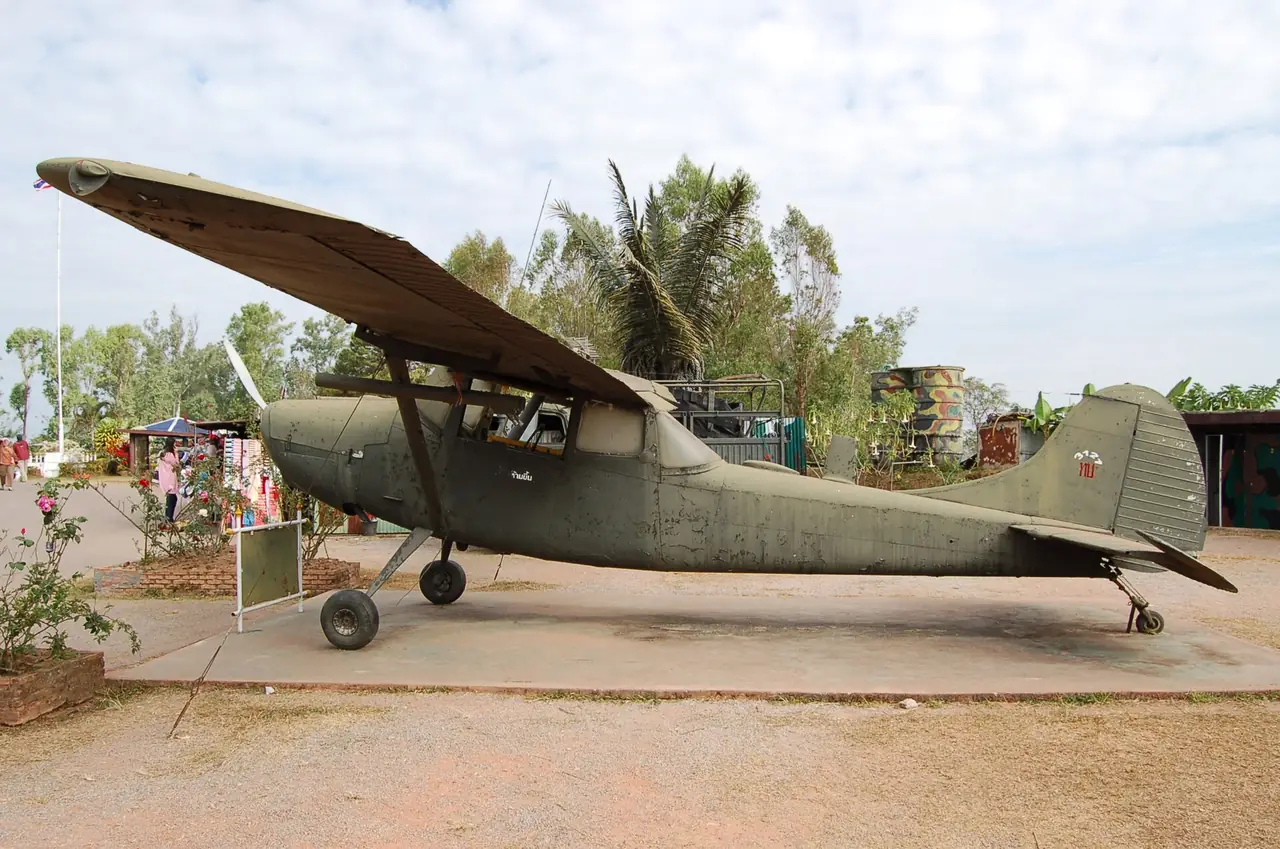 เครื่องบิน Cessna O-1 Bird Dog จัดแสดงที่สวนอนุสรณ์เขาค้อ ภาพของ Alec Wilson จาก Wikimedia Commons ใบอนุญาต CC BY-SA 2.0 คำบรรยายบน Commons ระบุว่าถ่ายที่ Khao Kho War Memorial Park ไม่ระบุปีที่ถ่ายนอกเหนือจากชื่อไฟล์