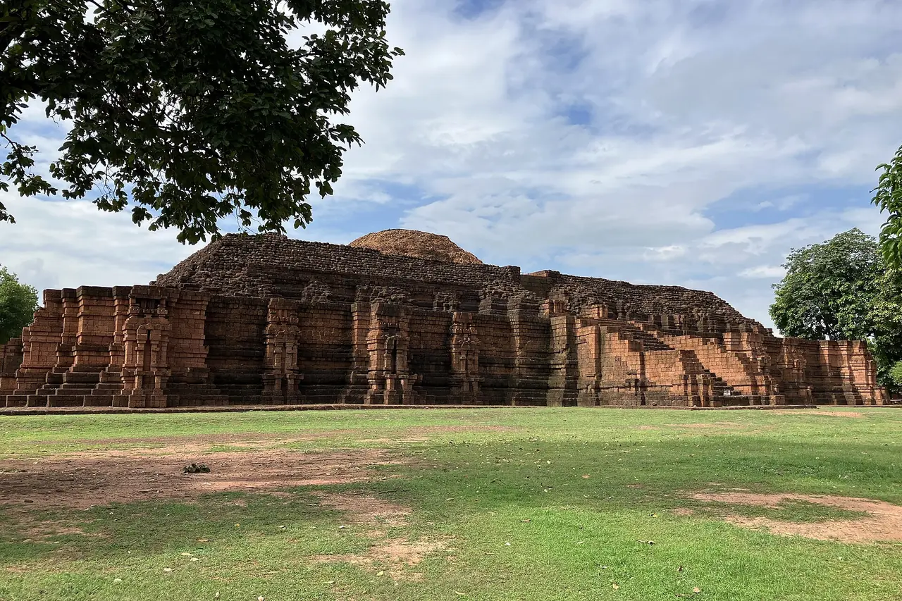 เขาคลังนอก ด้านใต้ มองจากทิศตะวันตกเฉียงใต้ ภาพของ Paul_012 จาก Wikimedia Commons ใบอนุญาต CC BY-SA 4.0 ชื่อไฟล์ระบุเดือนกรกฎาคม 2025