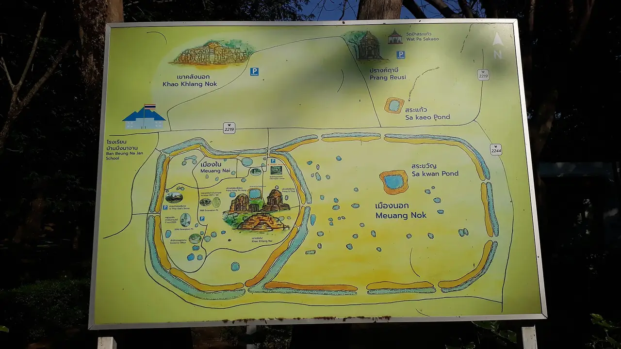 แผนผังอุทยานประวัติศาสตร์ศรีเทพที่ทางเข้า ภาพของ KusiD จาก Wikimedia Commons ใบอนุญาต CC BY-SA 4.0 คำบรรยายบน Commons ว่าเป็นแผนที่อุทยานที่ทางเข้า ไม่ระบุปีที่ถ่าย อ่านรายละเอียดบนแผนผังไม่ได้ในขนาดที่แสดง