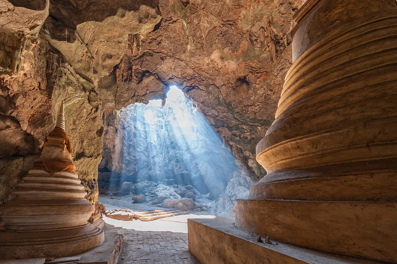 พระพุทธรูปในถ้ำเขาหลวง เพชรบุรี ภาพถ่ายจาก Wikimedia Commons (Preecha.MJ, CC BY-SA 4.0)