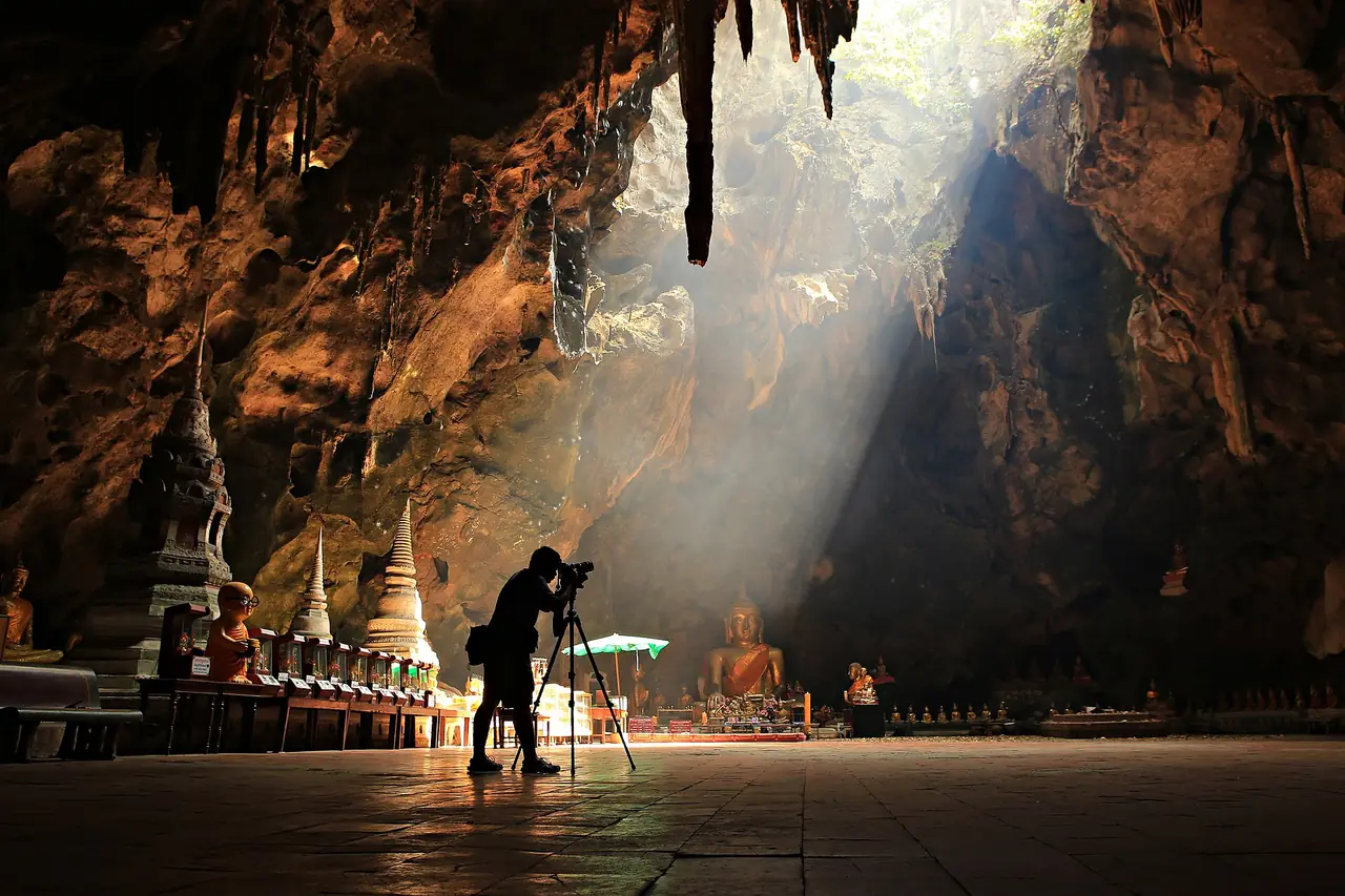 ภายในถ้ำเขาหลวง ภาพถ่ายจาก Wikimedia Commons (Kosin Sukhum, CC BY-SA 4.0)