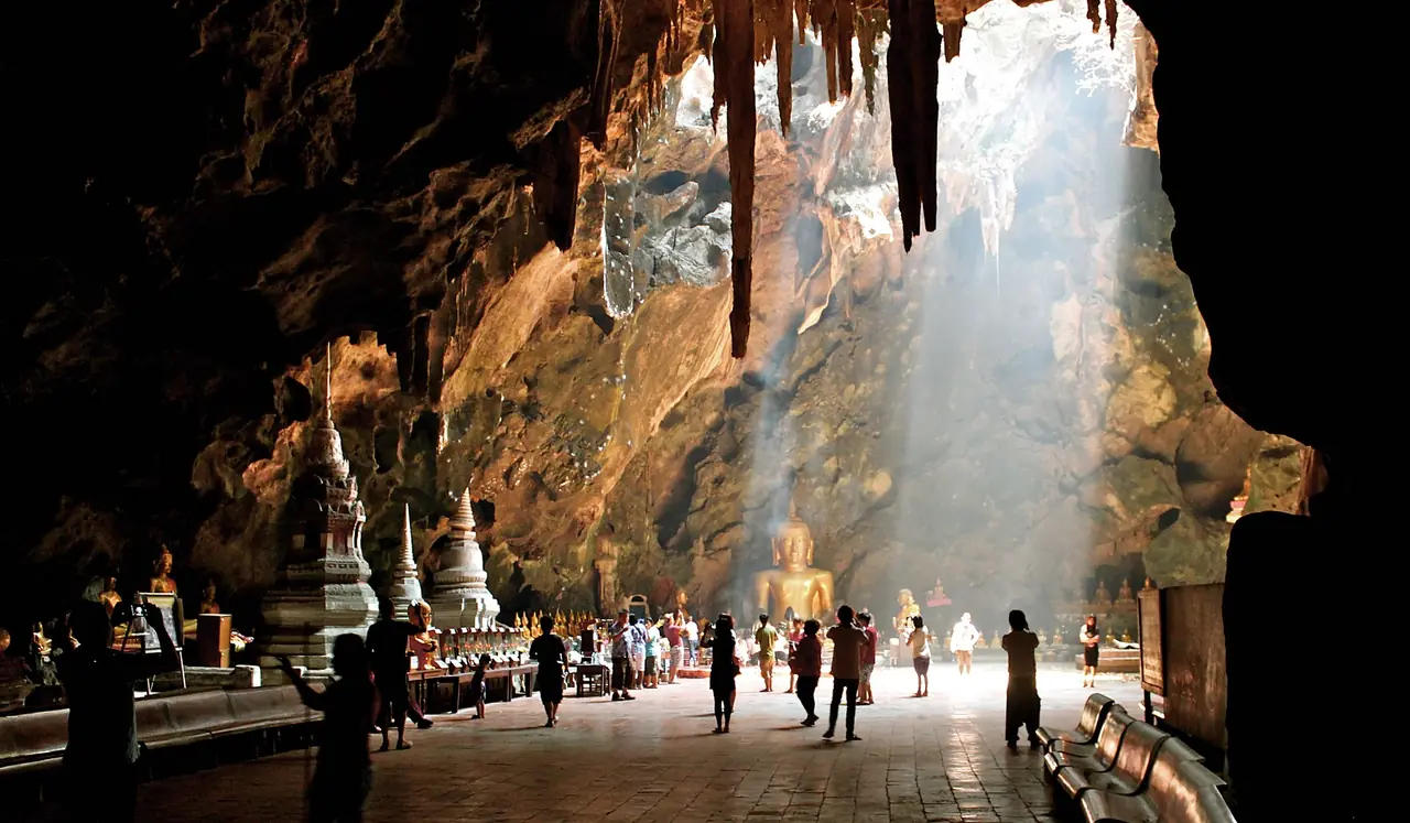 ภาพประกอบ เพชรบุรี: ถ้ำเขาหลวง เขาบันไดอิฐ วัดมหาธาตุ วัดใหญ่สุวรรณาราม เพชรบุรี