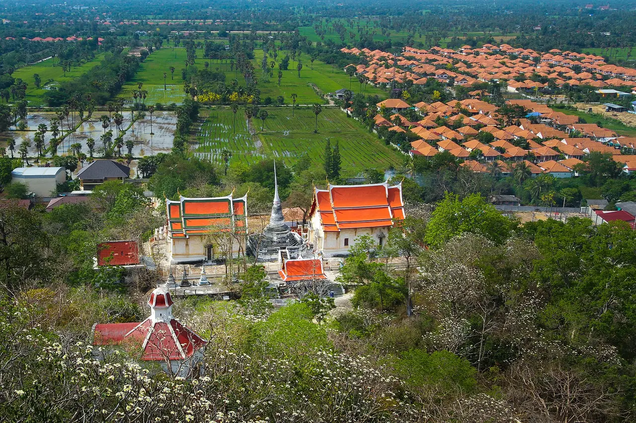 วัดเขาบันไดอิฐมองจากที่สูง เพชรบุรี ภาพถ่ายจาก Wikimedia Commons (Manoonp, CC BY-SA 4.0)