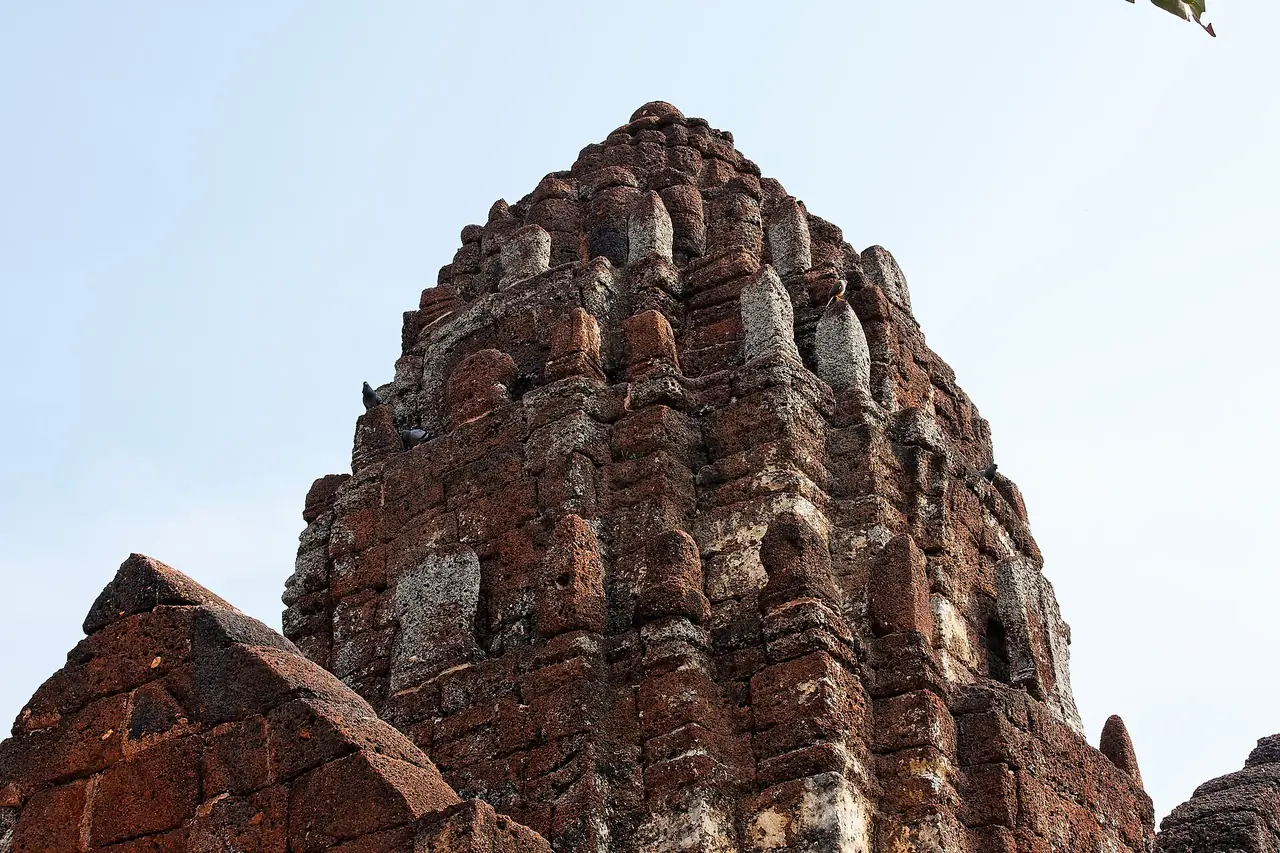 ปราสาทศิลาแลงวัดกำแพงแลง เพชรบุรี ภาพถ่ายจาก Wikimedia Commons (Ddalbiez, CC BY-SA 3.0)
