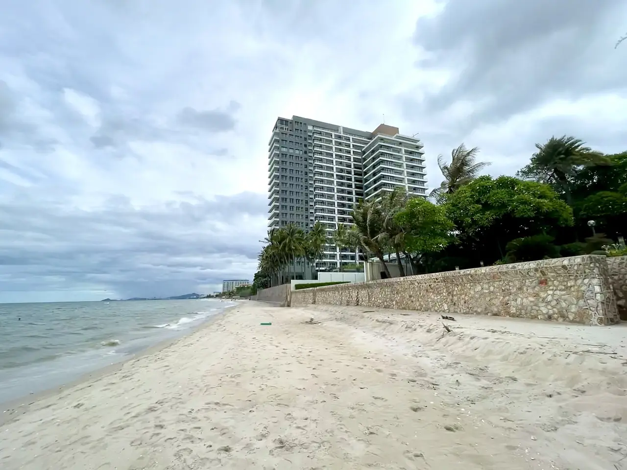 หาดชะอำ ภาพถ่ายจาก Wikimedia Commons (Slyronit, CC BY-SA 4.0)